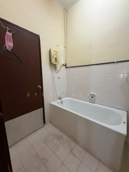 2-storey Terraced House for Rent in Johor Bahru (Johor) - Steve Seah - Bathroom - PropertyGuru.com.my