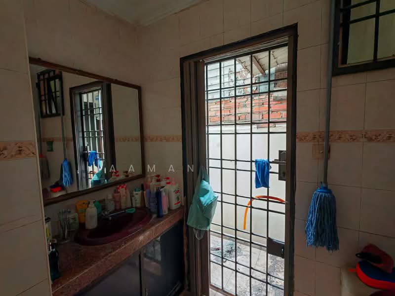 Rumah Teres 1 Tingkat untuk Dijual di Taman Johor Jaya (Johor Bahru) - Aamani Lee - Bathroom - PropertyGuru.com.my