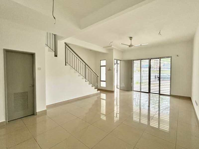 Rumah Teres 2 Tingkat untuk Dijual di Taman Seri Austin (Tebrau) - Jason Tan - Living Room - PropertyGuru.com.my