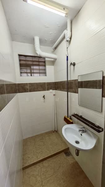 Apartment for Sale at Taman Jinjang Baru Kos Sederhana Apartment - Ben Mok - Bathroom - PropertyGuru.com.my