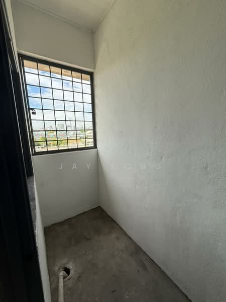 Rumah Flat untuk Dijual di Taman Mastiara - Jay Yong - Balcony - PropertyGuru.com.my