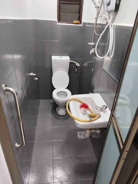Rumah Bandar untuk Dijual di Taman Limbongan Permai (Klebang) - Bee . - Bathroom - PropertyGuru.com.my