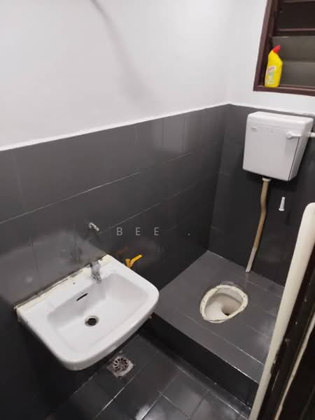Rumah Bandar untuk Dijual di Taman Limbongan Permai (Klebang) - Bee . - Bathroom - PropertyGuru.com.my