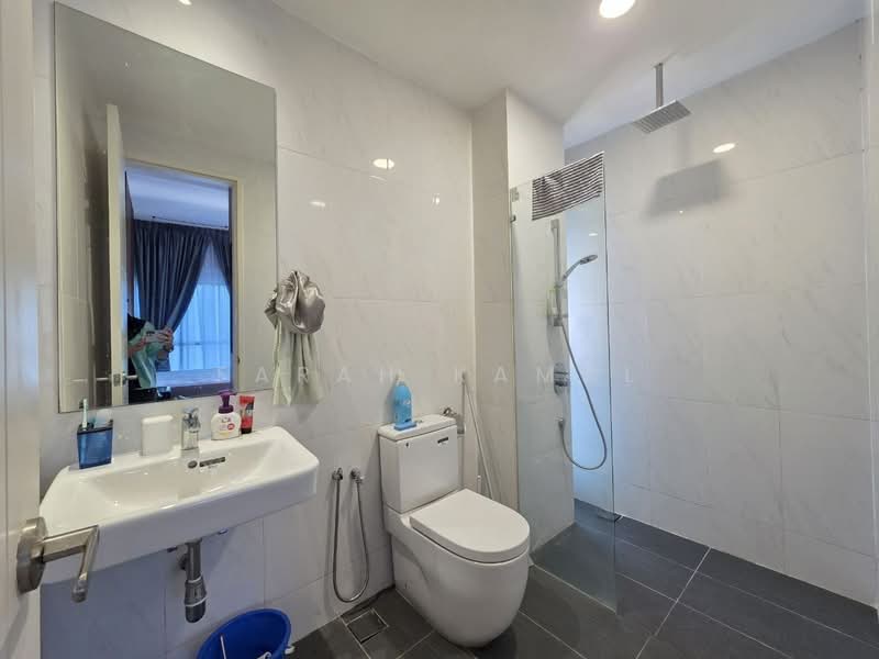 Servis Apartment untuk Dijual di Reizz Residence - Farah Kamal - Bathroom - PropertyGuru.com.my