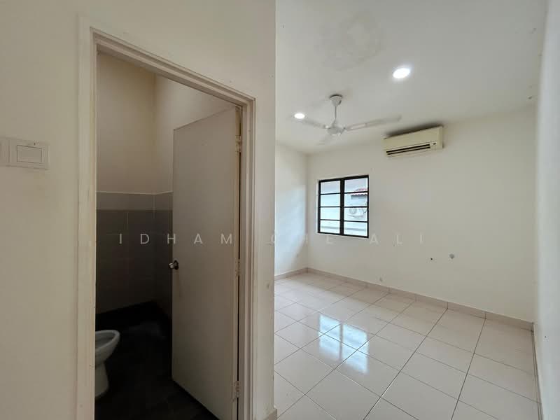 Semi-Detached House for Sale in Astana Permai (Kuantan) - Idham Che'Ali - Bathroom - PropertyGuru.com.my