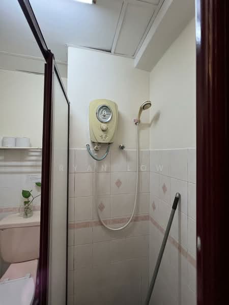 Kondominium untuk Disewa di Vista Komanwel A - Ryan Low - Bathroom - PropertyGuru.com.my
