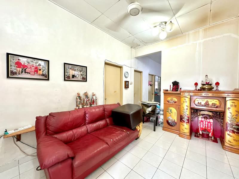 1-storey Terraced House for Sale in Taman Pelangi Semenyih (Semenyih) - Azli Ibrahim - Living Room - PropertyGuru.com.my