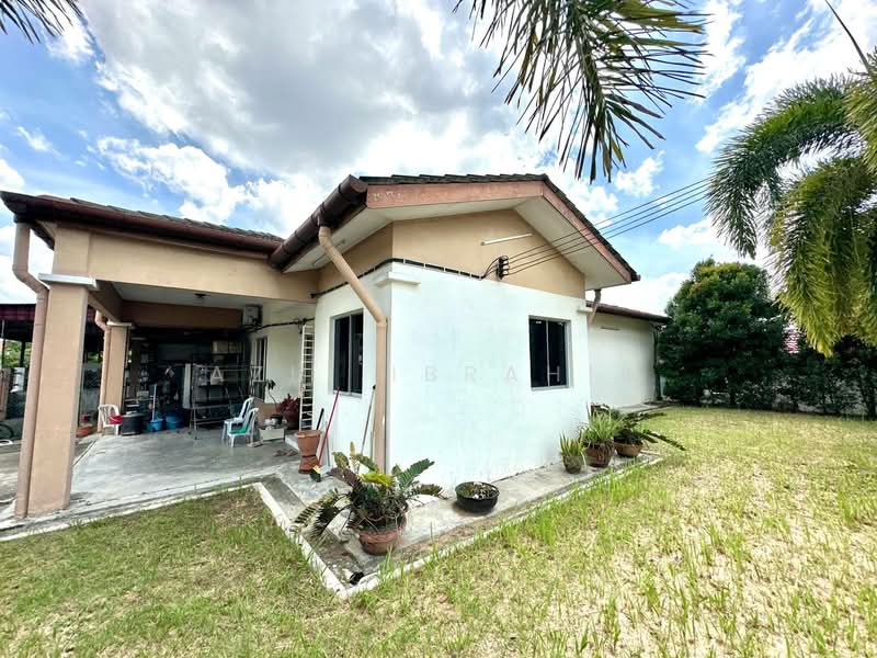 1-storey Terraced House for Sale in Taman Pelangi Semenyih (Semenyih) - Azli Ibrahim - Exterior - PropertyGuru.com.my