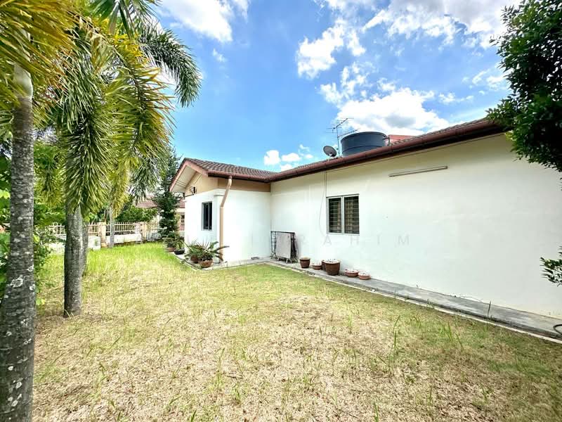 1-storey Terraced House for Sale in Taman Pelangi Semenyih (Semenyih) - Azli Ibrahim - Exterior - PropertyGuru.com.my