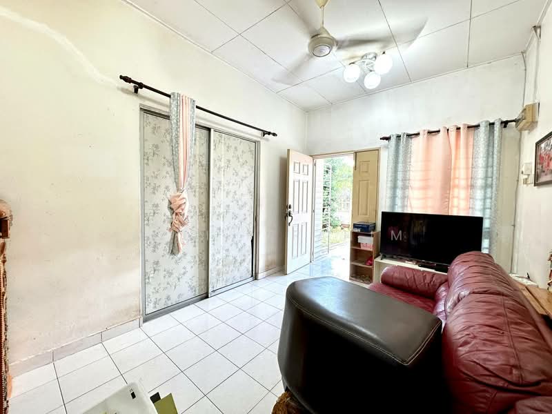 1-storey Terraced House for Sale in Taman Pelangi Semenyih (Semenyih) - Azli Ibrahim - Living Room - PropertyGuru.com.my