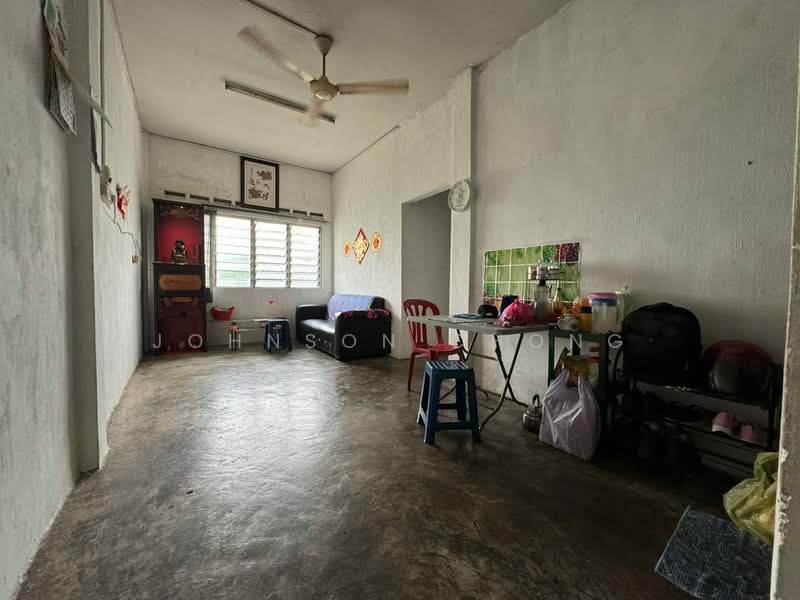 Rumah Flat untuk Dijual di Taman Pulai Utama - Johnson Chong - Living Room - PropertyGuru.com.my