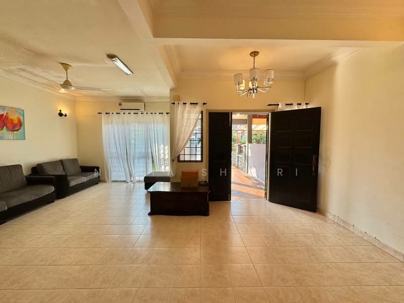 Rumah Teres 2 Tingkat untuk Dijual di Bukit Jelutong (Shah Alam) - Nadia Shukri - Living Room - PropertyGuru.com.my