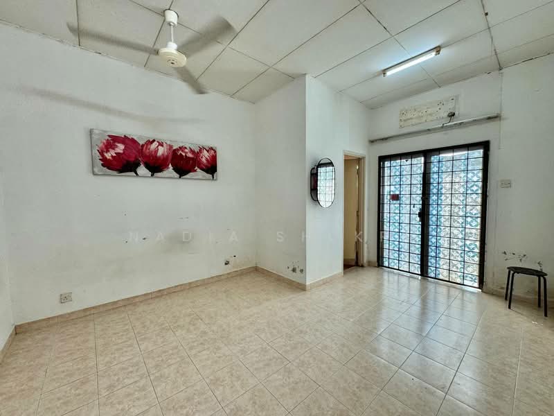 Rumah Teres 2 Tingkat untuk Dijual di Bukit Jelutong (Shah Alam) - Nadia Shukri - Living Room - PropertyGuru.com.my