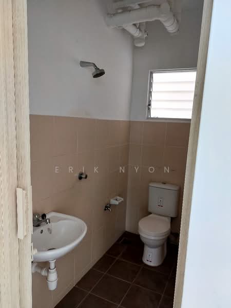 Pangsapuri untuk Disewa di Pangsapuri Seri Utama - Erik Nyon - Bathroom - PropertyGuru.com.my