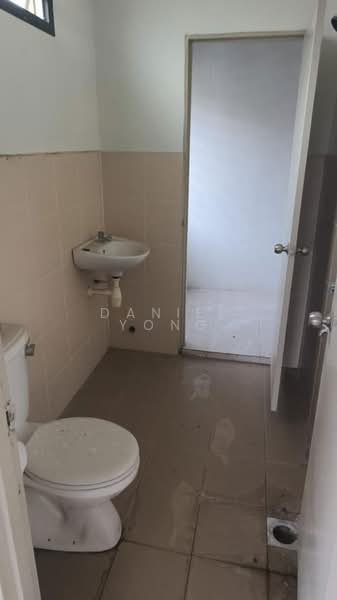 Rumah Berkembar untuk Dijual di Taman Scientex Pasir Gudang (Pasir Gudang) - Daniel Yong - Bathroom - PropertyGuru.com.my