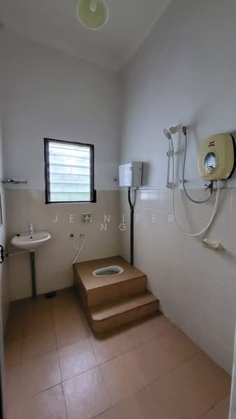 Bungalow for Sale in Taman Aun Say (Taiping) - Jennifer Ng - Bathroom - PropertyGuru.com.my
