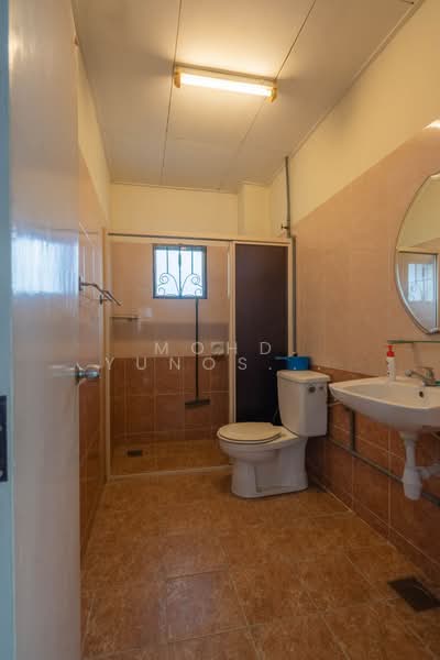 Semi-Detached House for Sale in Taman Setia 2 (Balakong) - Mohd Yunos Bin A.Karim - Bathroom - PropertyGuru.com.my