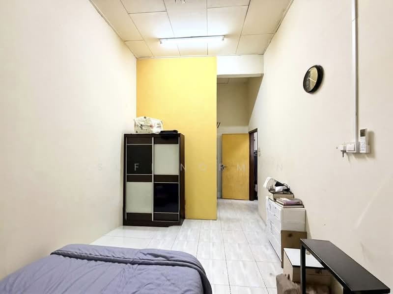1-storey Terraced House for Sale in Taman Rekamas 3 (Simpang Renggam) - Sufi Norman - Bedroom - PropertyGuru.com.my