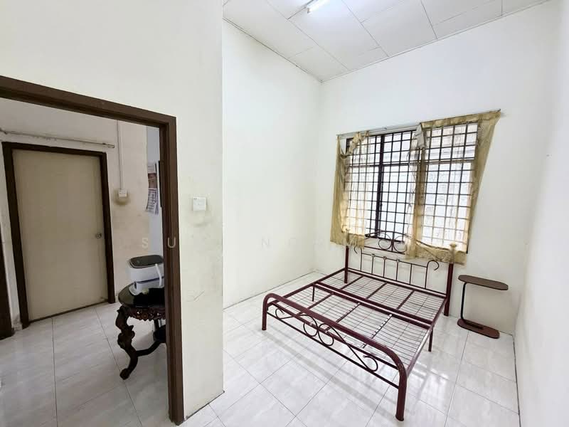 1-storey Terraced House for Sale in Taman Rekamas 3 (Simpang Renggam) - Sufi Norman - Bedroom - PropertyGuru.com.my