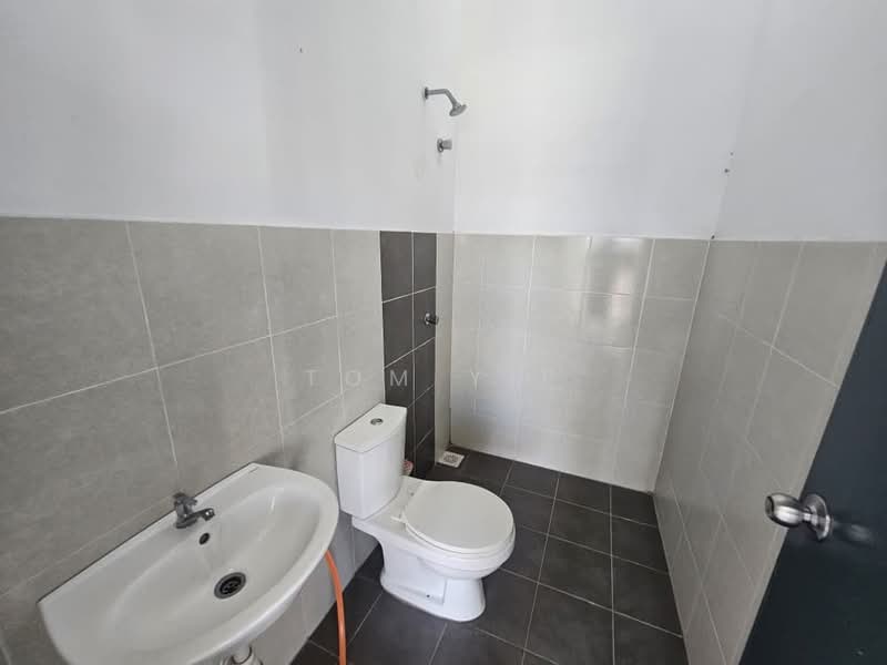 Rumah Teres 2 Tingkat untuk Dijual di Taman Scientex Rawang (Rawang) - Tom Yip - Bathroom - PropertyGuru.com.my
