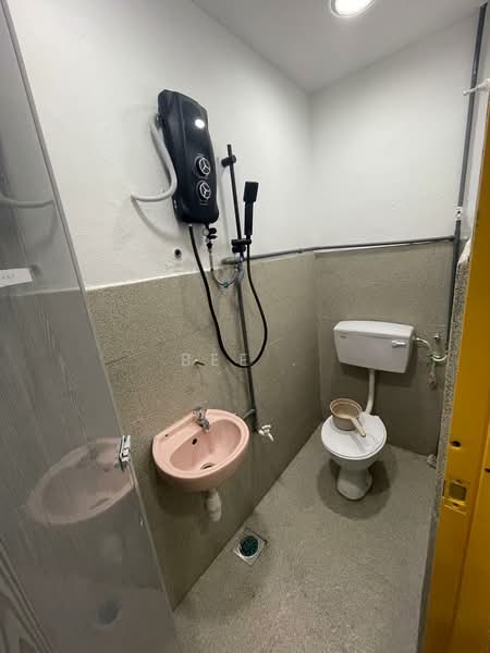 Rumah Bandar untuk Dijual di Taman Limbongan Permai (Klebang) - Bee . - Bathroom - PropertyGuru.com.my