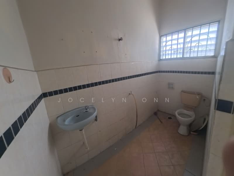 Rumah Teres 2 Tingkat untuk Dijual di Taman Johor Jaya (Johor Bahru) - Jocelyn Onn - Bathroom - PropertyGuru.com.my