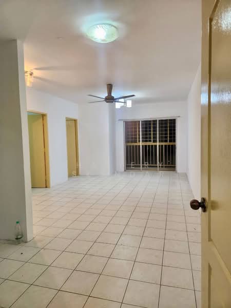 Apartment for Sale at Lakeview Apartments - Shaziery Iskandar - Living Room - PropertyGuru.com.my