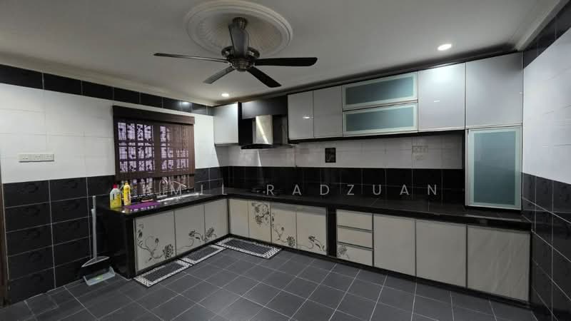 2-storey Terraced House for Rent in Kajang (Selangor) - Kamil Radzuan - Kitchen - PropertyGuru.com.my