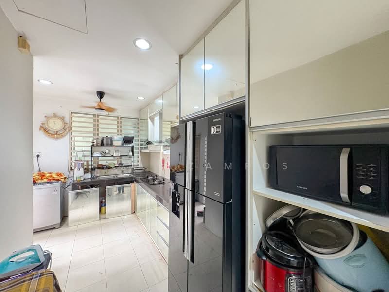 Semi-Detached House for Sale in Bandar Saujana Putra (Tanjong Duabelas) - Izzat Zamros - Kitchen - PropertyGuru.com.my