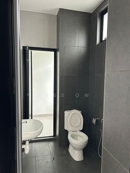 Rumah Teres 2 Tingkat untuk Dijual di Taman Setia Indah (Tebrau) - Jess Ow - Bathroom - PropertyGuru.com.my