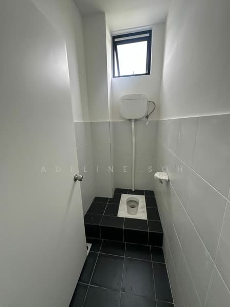 Kedai untuk Disewa di Taman Bukit Kaze (Ulu Tiram) - Adeline Soh - Bathroom - PropertyGuru.com.my