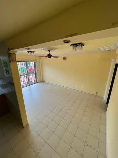 Townhouse for Sale in Taman Tampoi Indah (Tampoi) - Coco Lee - Living Room - PropertyGuru.com.my