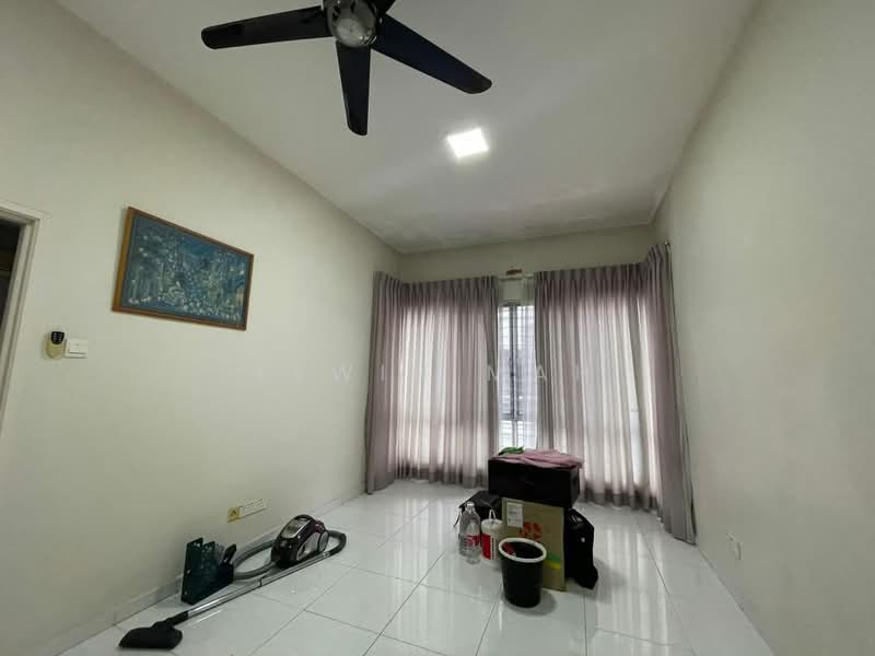 Rumah Berkembar untuk Dijual di Anggun 2 Residence (Rawang) - Elwin Mah - Living Room - PropertyGuru.com.my