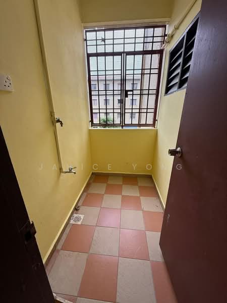 Rumah Flat untuk Dijual di Taman Flora Heights - Janice Yong - Balcony - PropertyGuru.com.my