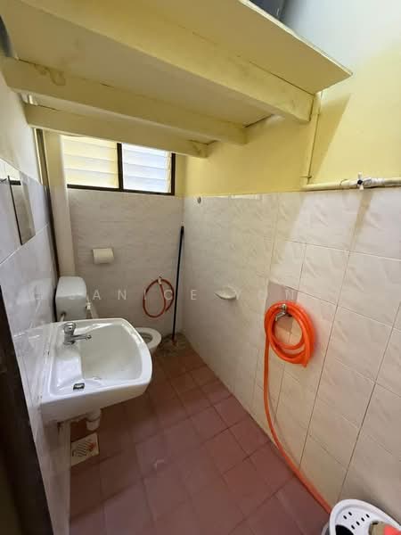 Rumah Flat untuk Dijual di Taman Flora Heights - Janice Yong - Bathroom - PropertyGuru.com.my