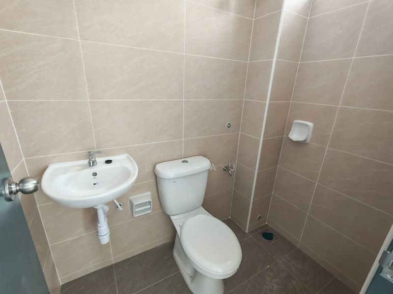 Rumah Teres untuk Dijual di Bandar Dato Onn (Tebrau) - LZ Lau - Bathroom - PropertyGuru.com.my
