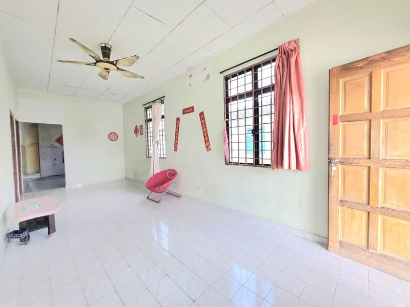 Rumah Teres 1 Tingkat untuk Dijual di Taman Megah Ria (Masai) - Zach Law - Living Room - PropertyGuru.com.my