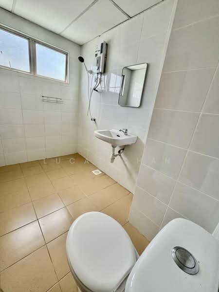 Kondominium untuk Disewa di Endah Regal Condominium - Lucas Chan - Bathroom - PropertyGuru.com.my