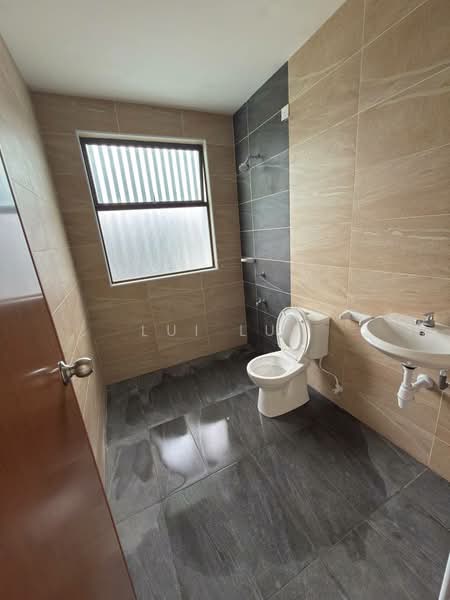 Rumah Teres 2 Tingkat untuk Dijual di Taman Bestari Indah (Ulu Tiram) - Lui Lui - Bathroom - PropertyGuru.com.my