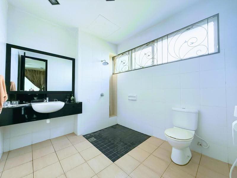Bungalow House for Sale in Kayangan Heights (Shah Alam) - Adzura Zamedin - Bathroom - PropertyGuru.com.my
