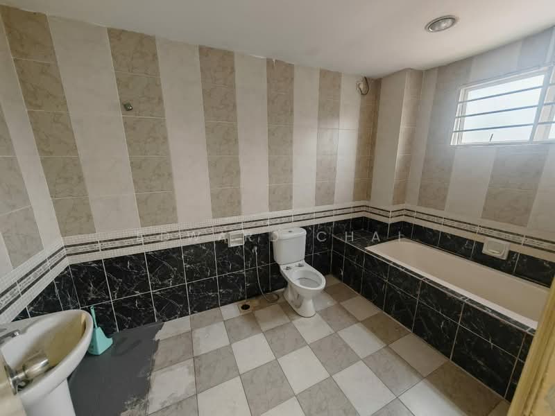 Semi-Detached House for Sale in Seri Aman Heights (Sungai Buloh) - Edward Chai - Bathroom - PropertyGuru.com.my