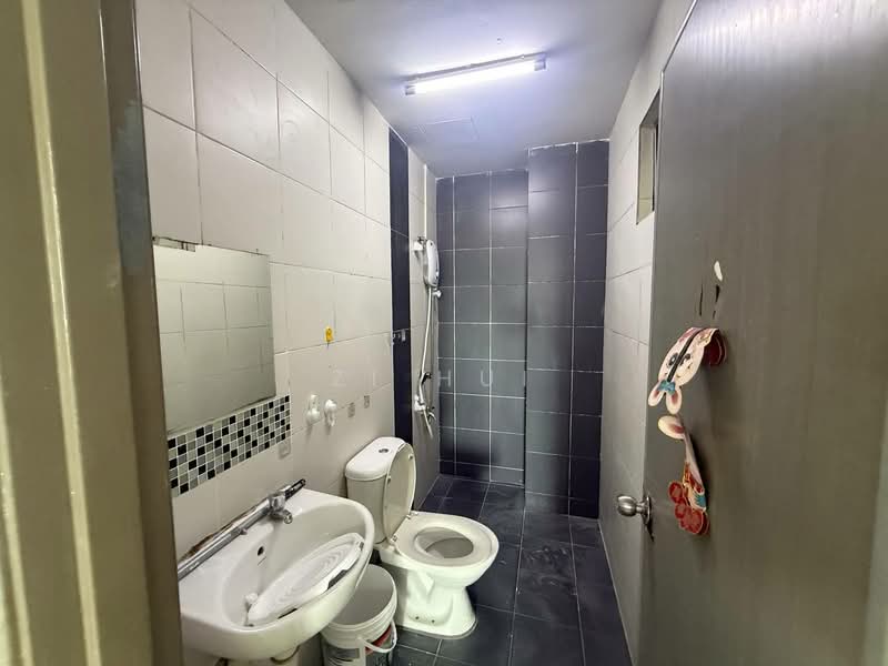 Apartment for Rent at Zennith Suites (Pangsapuri Kebun Teh) - Zi Hui - Bathroom - PropertyGuru.com.my