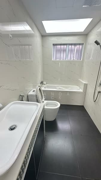 Servis Apartment untuk Disewa di Koi Kinrara - Amanda Lock - Bathroom - PropertyGuru.com.my
