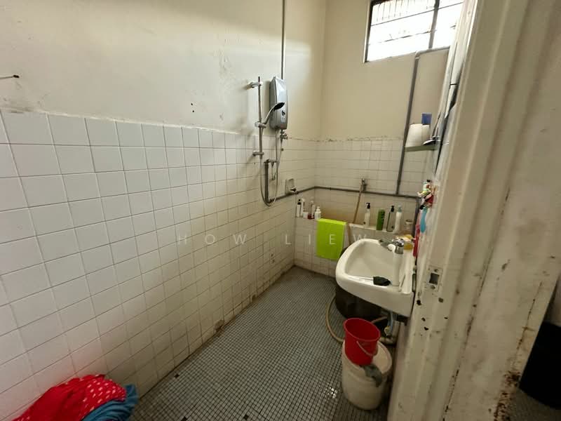 Rumah Berkembar untuk Dijual di Taman Mgbm (Bachang) - How Liew - Bathroom - PropertyGuru.com.my