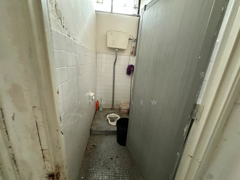 Rumah Berkembar untuk Dijual di Taman Mgbm (Bachang) - How Liew - Bathroom - PropertyGuru.com.my