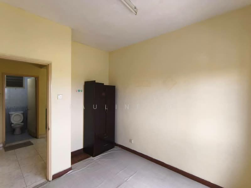 Pangsapuri untuk Dijual di Fair View Apartment - Pauline Ng - Bedroom - PropertyGuru.com.my