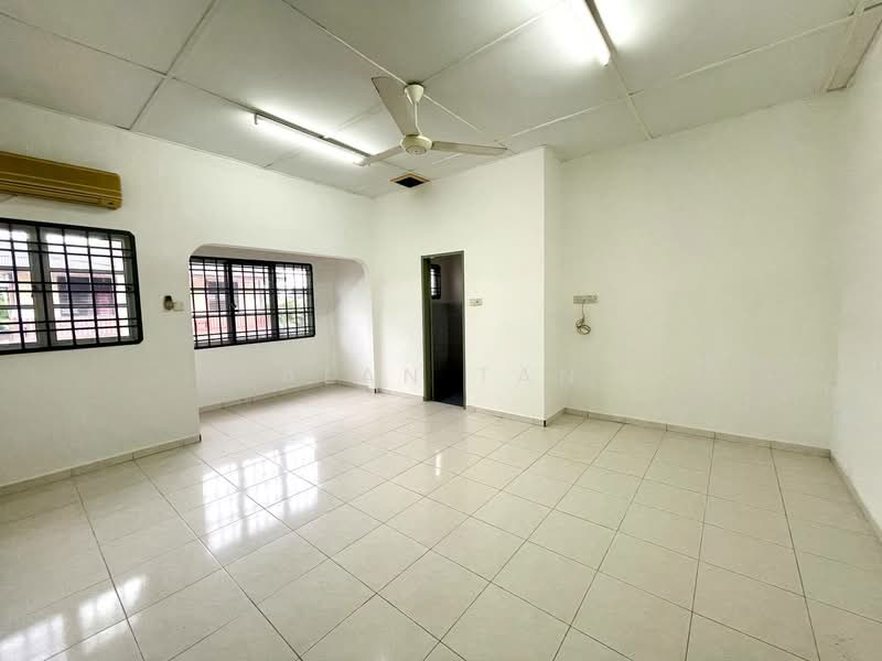 Rumah Teres 2 Tingkat untuk Dijual di Taman Bukit Setongkol Jaya (Kuantan) - Alan Tan - Master Bedroom - PropertyGuru.com.my