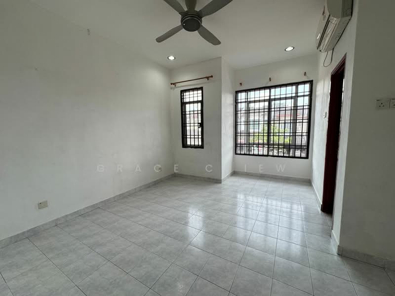 Rumah Teres 2 Tingkat untuk Dijual di Taman Setia Indah (Tebrau) - Grace Chiew - Living Room - PropertyGuru.com.my
