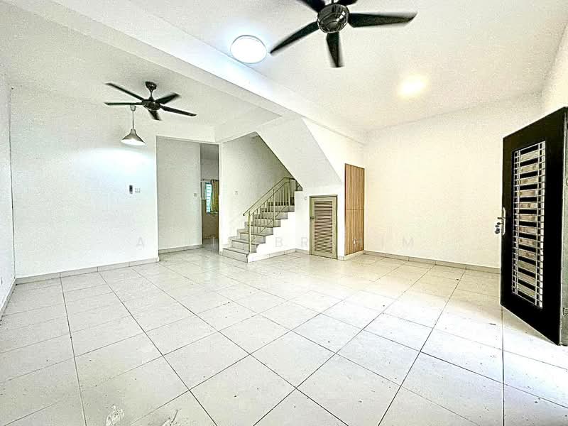 Rumah Teres 2 Tingkat untuk Dijual di Taman Pelangi Semenyih 2 (Semenyih) - Azli Ibrahim - Living Room - PropertyGuru.com.my