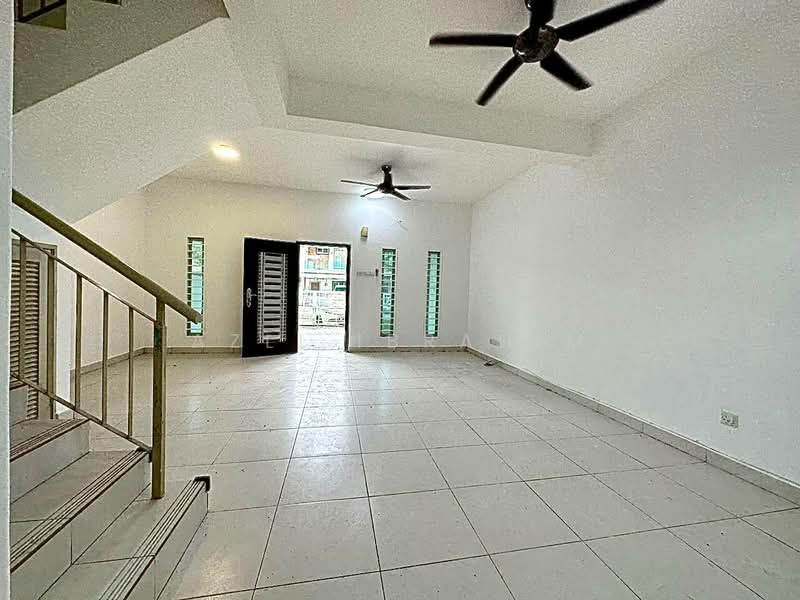 Rumah Teres 2 Tingkat untuk Dijual di Taman Pelangi Semenyih 2 (Semenyih) - Azli Ibrahim - Living Room - PropertyGuru.com.my